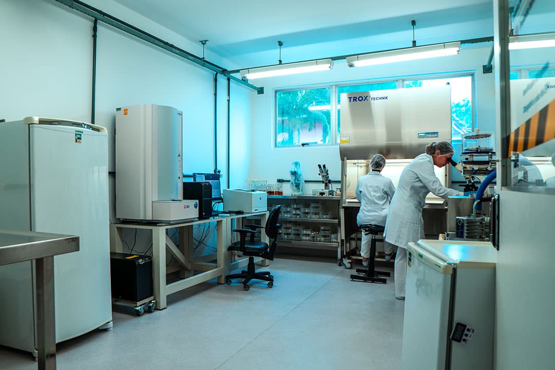 Equipe técnica trabalhando em laboratório microbiológico da Controlbio