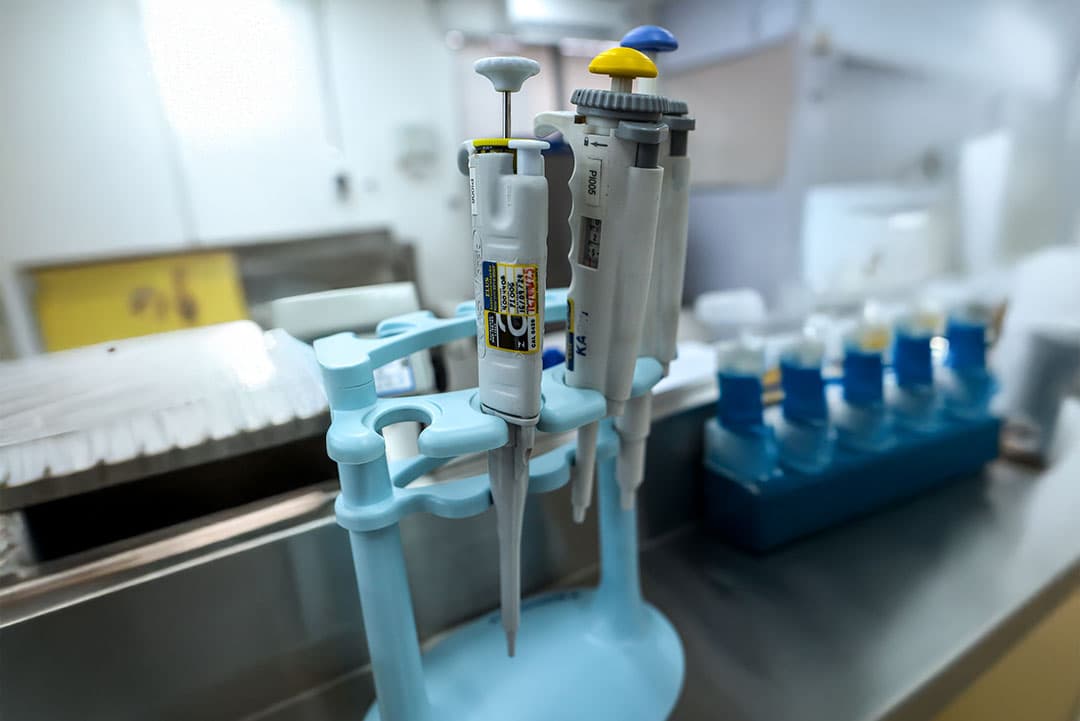 Micropipetas e materiais para análises de água no laboratório Controlbio